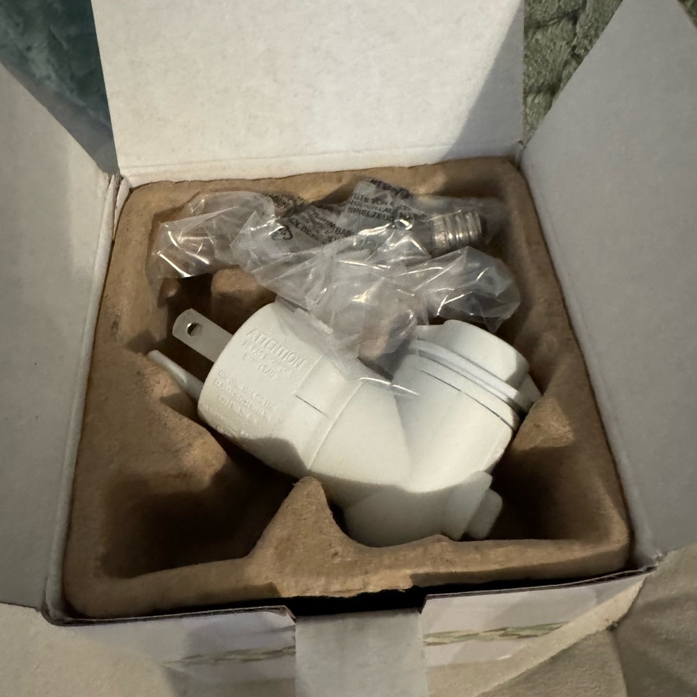 Scentsy Cotton Meadow Plug In - Picture 2 of 5